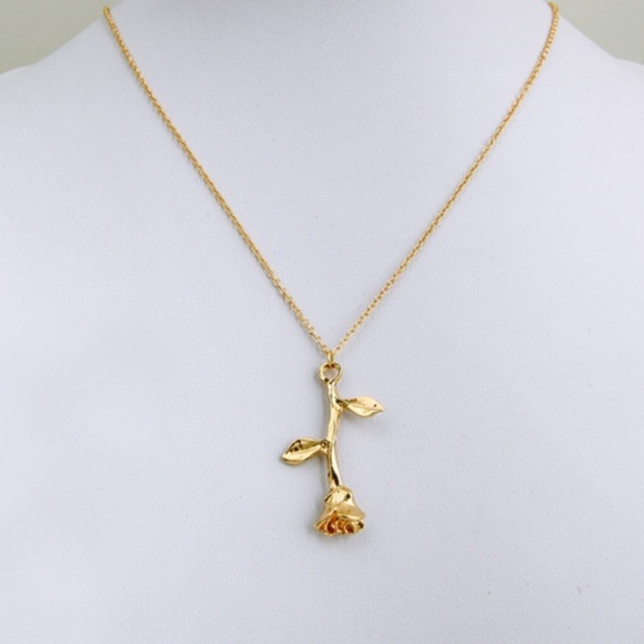 Jewelry - Pretty Rose Flower Necklace